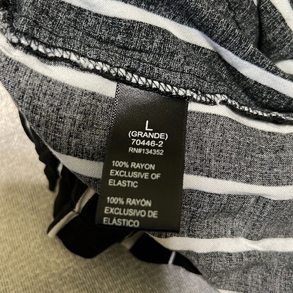 Ambiance Apparel Women’s Black & White Striped Shorts Size Large - Picture 6 of 6